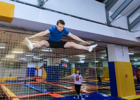 Тренировка по прыжкам на батуте в спортивном зале